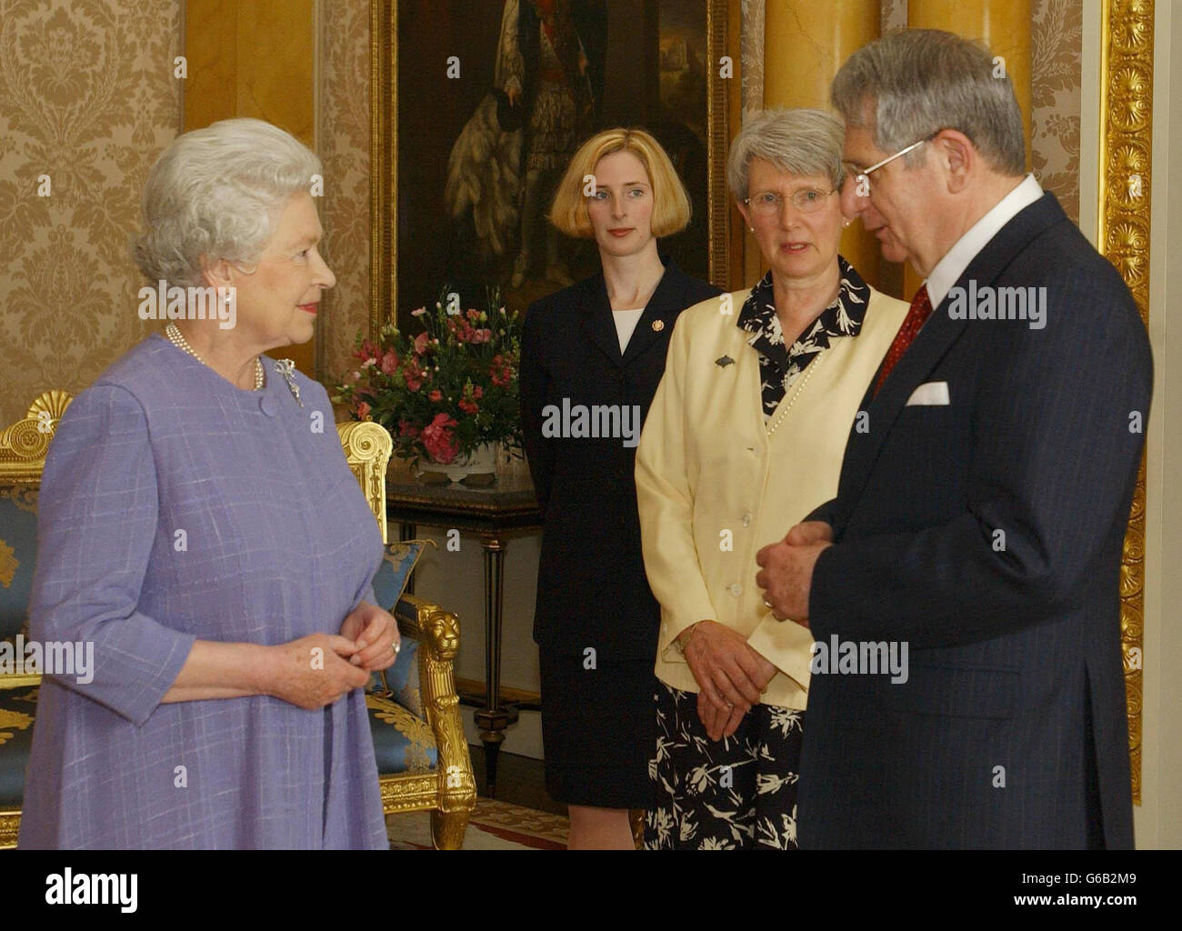 La Regina Elisabetta II riceve il Governatore tenente di Terranova e Labrador, Edward Roberts, insieme a sua moglie Eve Roberts (2° a destra) e la loro figlia Jessica (centro) a Buckingham Palace, Londra. Foto Stock