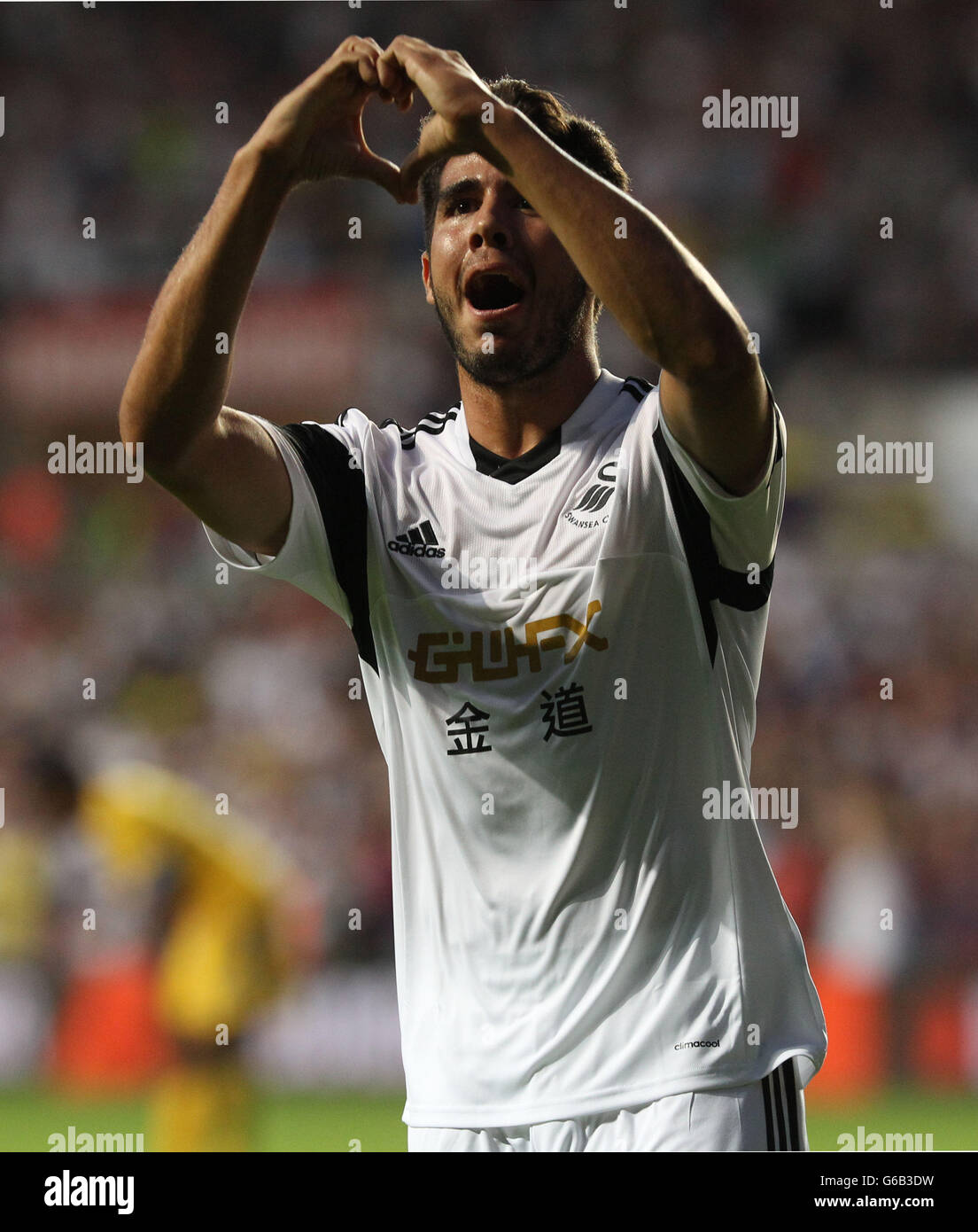 L'Ajejandro Pozuelo di Swansea City festeggia il quinto gol durante la gara di qualificazione della UEFA Europa League, prima tappa al Liberty Stadium di Swansea. Foto Stock