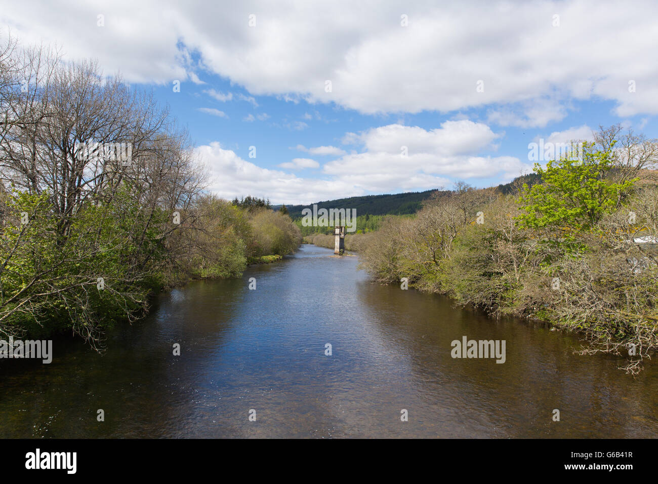 Fiume Oich Fort Augustus Scozia Regno Unito Highlands scozzesi popolare villaggio turistico vicino al Loch Ness con torre del ponte Foto Stock