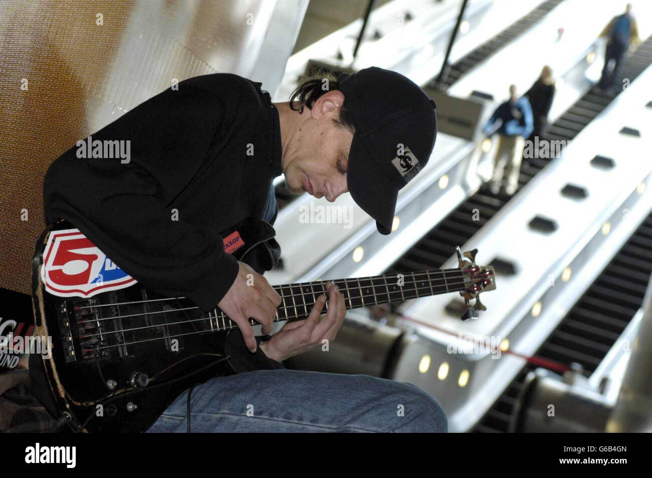 Justin Manser si esibisce il primo giorno di autobus autorizzati sulla metropolitana di Londra alla stazione di Canary Wharf, la prima delle 12 stazioni che ospiterà gli autobus legali su un totale di 25 piazzole, da Dockalnds al West End. Foto Stock