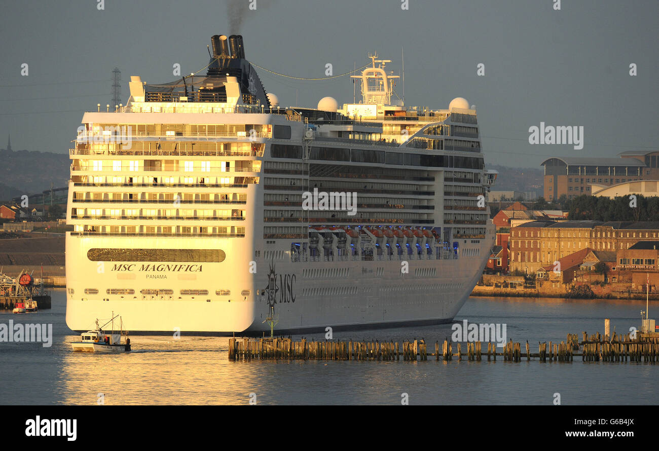 La nave da crociera MSC magnifica entra alla foce del fiume Tyne all'alba. Foto Stock