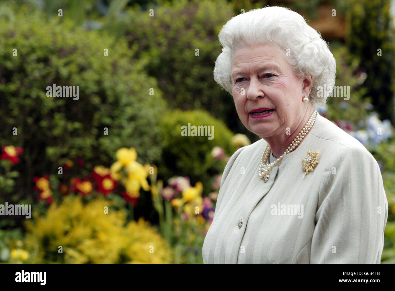 La Regina Elisabetta II parla con gli espositori durante la sua visita al Chelsea Flower Show della Royal Horticultural Society a Londra. Foto Stock