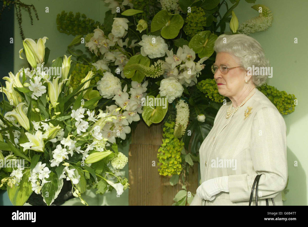 La Regina Elisabetta II visita il Chelsea Flower Show della Royal Horticultural Society a Londra. Foto Stock