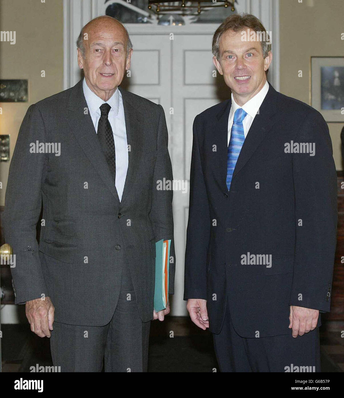 Il primo ministro Tony Blair (destra) saluta il presidente della Convenzione europea, Valerie Giscard d'Estaing, al numero 10 di Downing Street, Londra. Foto Stock