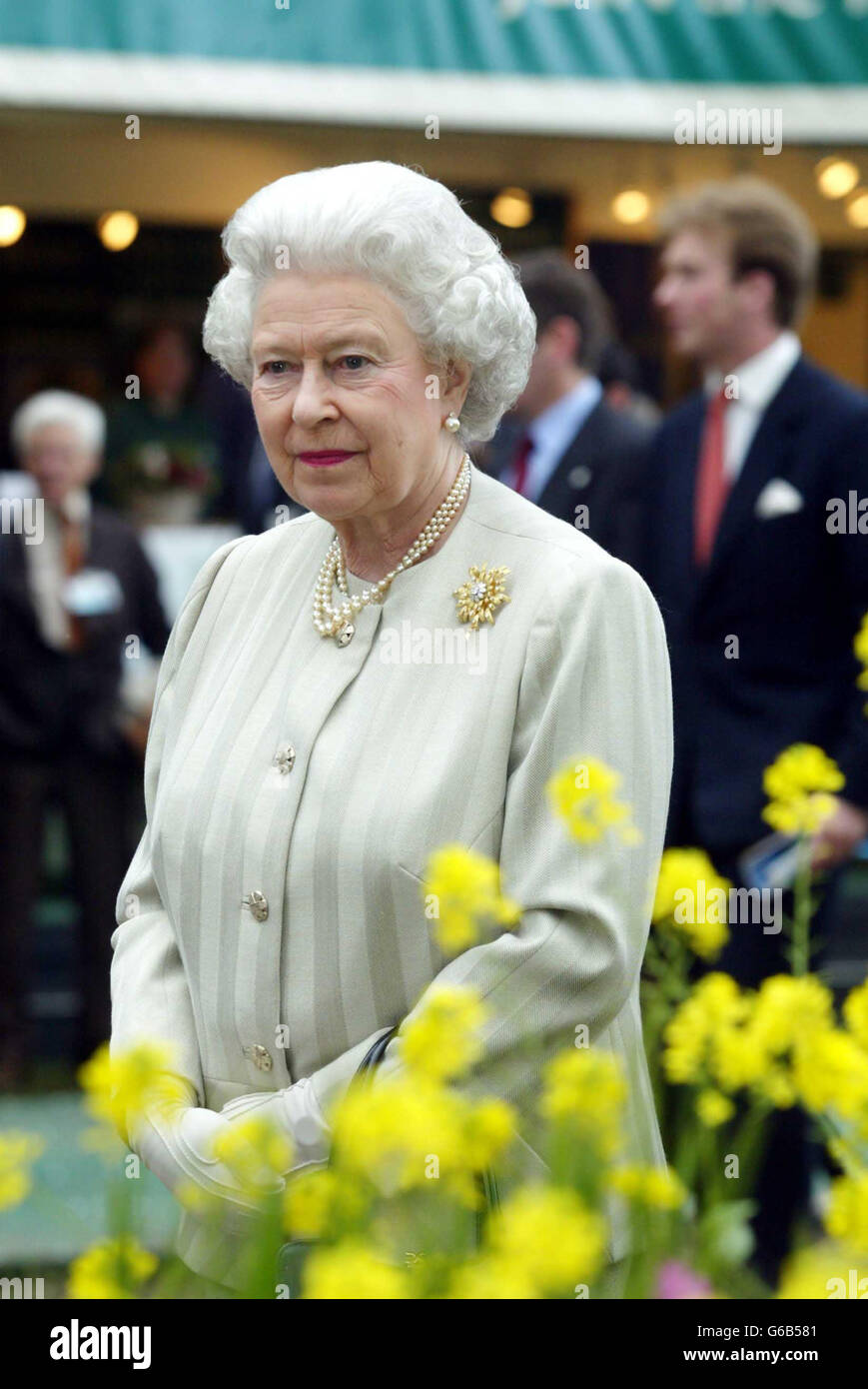 La Regina Elisabetta II della Gran Bretagna visita il Chelsea Flower Show della Royal Horticultural Society a Londra. Foto Stock