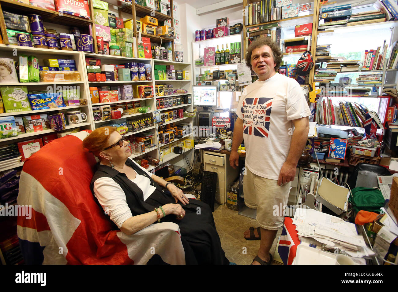 Amburgo, Germania. Il 23 giugno, 2016. Cittadino del Regno Unito Lottie Lankenau da Tewkesbury (UK) e il suo connazionale Robert Berridge, negoziante di " British Foods und libri in inglese", raffigurato nel negozio della showroom, ad Amburgo, Germania, 23 giugno 2016. Il cittadino del Regno Unito è in possesso di un "Brexit parte" alla campagna per il Regno Unito rimanenti nella UE. Foto: BODO SEGNA/DPA/Alamy Live News Foto Stock