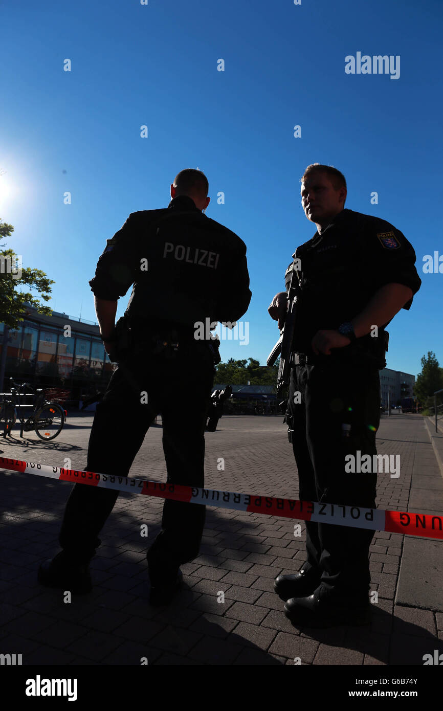 Viernheim, Germania. Il 23 giugno, 2016. La polizia tedesca guardia del cinema dove un uomo armato ha aperto il fuoco in Viernheim, Germania, 23 giugno 2016. Un uomo armato è entrato un cinema nel sud-ovest della città tedesca di Viernheim Giovedì, poi sparato in aria e lanciato lacrimogeni attacco, lasciando almeno 25 feriti, secondo la TV locale relazioni. L'utente malintenzionato è morto e il motivo di questo attacco non è ancora noto, detti rapporti. © Luo Huanhuan/Xinhua/Alamy Live News Foto Stock