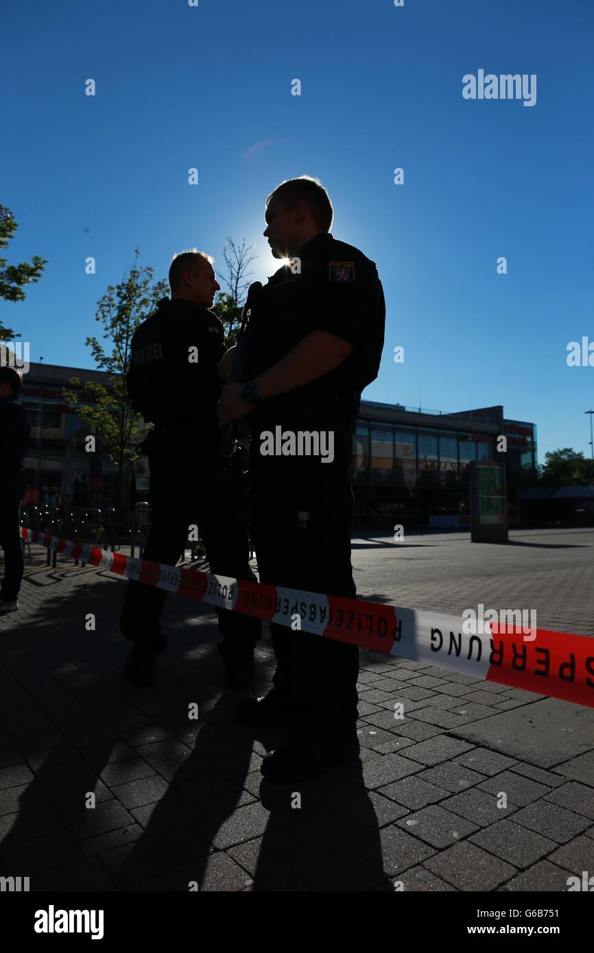 Viernheim, Germania. Il 23 giugno, 2016. La polizia tedesca guardia del cinema dove un uomo armato ha aperto il fuoco in Viernheim, Germania, 23 giugno 2016. Un uomo armato è entrato un cinema nel sud-ovest della città tedesca di Viernheim Giovedì, poi sparato in aria e lanciato lacrimogeni attacco, lasciando almeno 25 feriti, secondo la TV locale relazioni. L'utente malintenzionato è morto e il motivo di questo attacco non è ancora noto, detti rapporti. © Luo Huanhuan/Xinhua/Alamy Live News Foto Stock