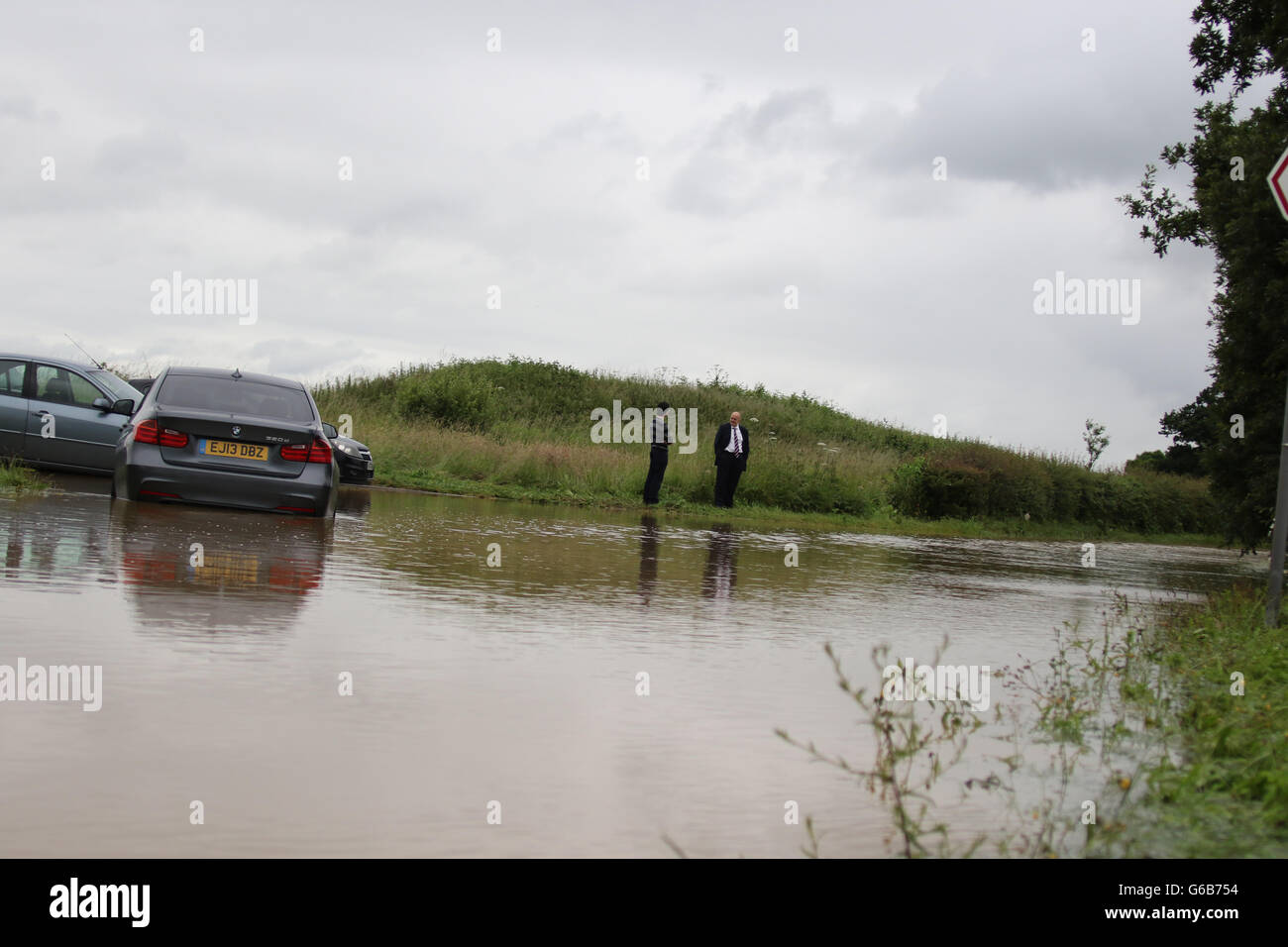 Heybridge, Essex REGNO UNITO. Il 23 giugno 2016. Heavy Rain ha provocato inondazioni intorno alla zona di Maldon. Molti driver sono stati intrappolati in laybys incapace di andare ovunque a causa di l'acqua profonda. Credito: David Johnson/Alamy Live News Foto Stock