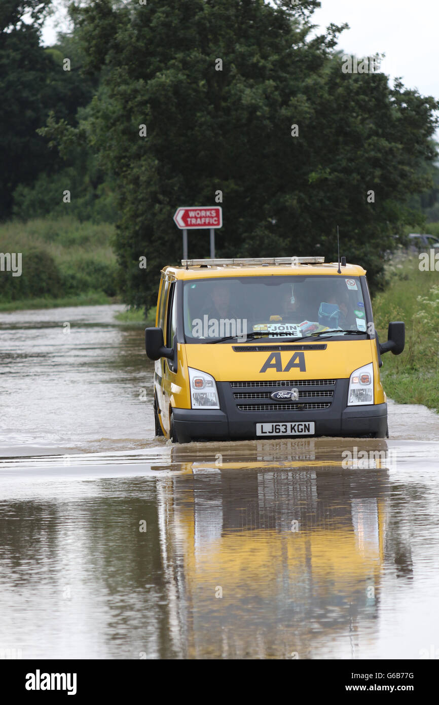 Heybridge, Essex REGNO UNITO. Il 23 giugno 2016. Heavy Rain ha provocato inondazioni intorno alla zona di Maldon. Molti driver sono stati intrappolati in laybys incapace di andare ovunque a causa di l'acqua profonda. Credito: David Johnson/Alamy Live News Foto Stock