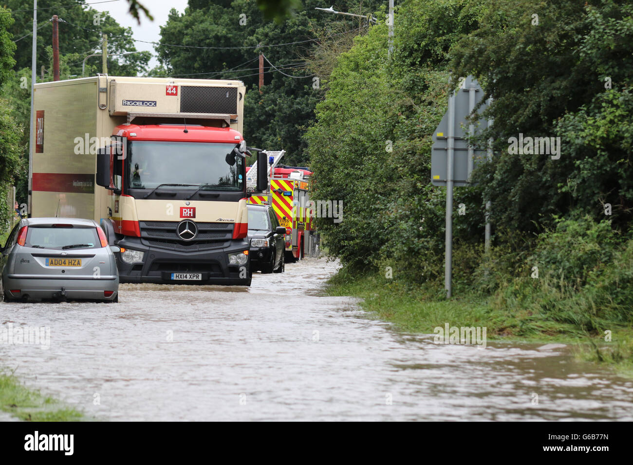 Heybridge, Essex REGNO UNITO. Il 23 giugno 2016. Heavy Rain ha provocato inondazioni intorno alla zona di Maldon. Molti driver sono stati intrappolati in laybys incapace di andare ovunque a causa di l'acqua profonda. Credito: David Johnson/Alamy Live News Foto Stock