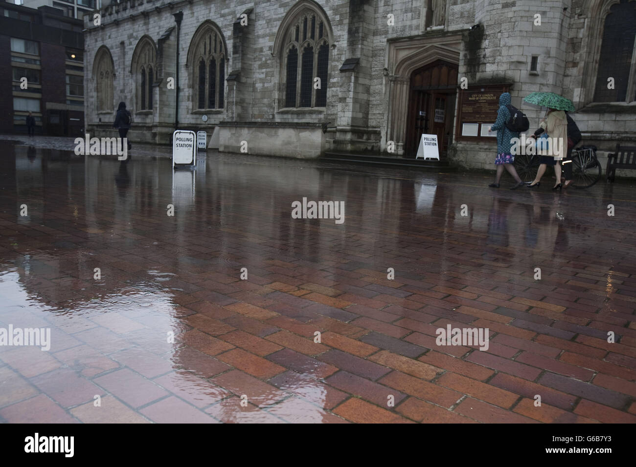 Londra, Regno Unito. Il 23 giugno, 2016. Ue REFERENDUM NEL REGNO UNITO.Dopo la giornata di pioggia torrenziale, flusso di elettori a San Giles Cripplegate, City of London's Ward di Cripplegate, per esprimere il loro voto nel 2016 nell'UE referendum, Londra, Regno Unito. © Veronika Lukasova/ZUMA filo/Alamy Live News Foto Stock