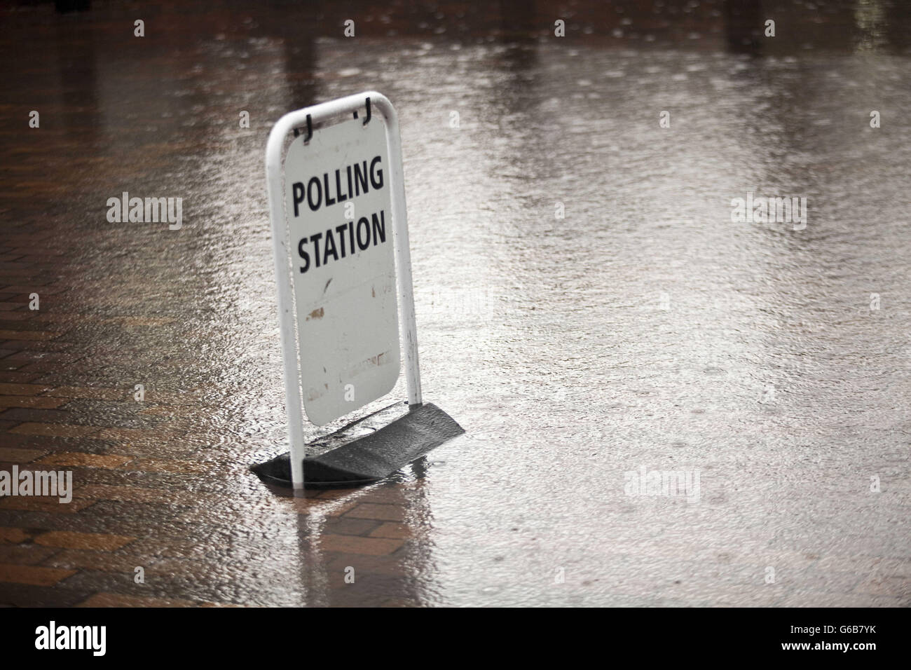 Londra, Regno Unito. Il 23 giugno, 2016. Ue REFERENDUM NEL REGNO UNITO.Dopo la giornata di pioggia torrenziale, flusso di elettori a San Giles Cripplegate, City of London's Ward di Cripplegate, per esprimere il loro voto nel 2016 nell'UE referendum, Londra, Regno Unito. © Veronika Lukasova/ZUMA filo/Alamy Live News Foto Stock