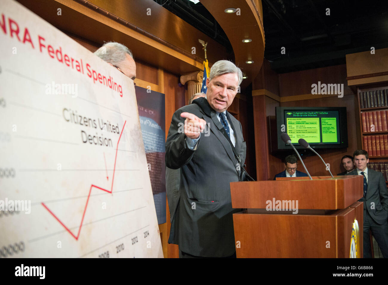 Il senatore statunitense Sheldon Whitehouse unite da altri chiamata democratica per la legislazione per fermare il potere di lobbying del National Rifle Association nel corso di una conferenza stampa a Capitol Hill Giugno 23, 2016 a Washington, DC. Senato repubblicani sostenuti dalle autorità nazionali di regolamentazione hanno bloccato qualsiasi tentativo di controllo dell'arma in congresso. Foto Stock