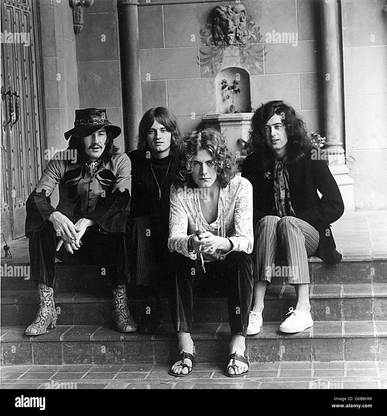 Giugno 23, 2016 - Led Zeppelin vince "scala di cielo' Copyright querela dopo una giuria federale ha deciso la banda plagié la loro firma via. Nella foto: 1969 - LED ZEPPELIN JIMMY PAGE, ROBERT PLATT, John Paul Jones., JOHN BONHAM soggiorno al Chateau Marmont. © Jay Thompson/Globe foto/ZUMAPRESS.com/Alamy Live News Foto Stock