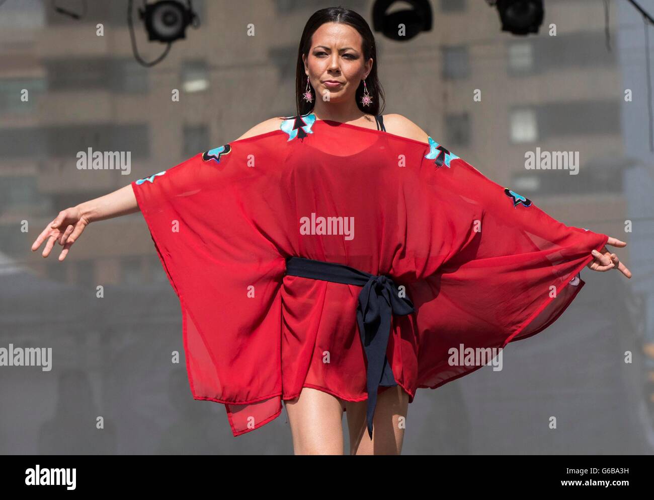 Toronto, Canada. Il 23 giugno, 2016. Un modello di passeggiate sulla pista durante la sfilata di moda del 2016 storia aborigena mese celebrazione presso Yonge-Dundas Square a Toronto, Canada, 23 giugno 2016. Il Canada ha annunciato il 21 giugno di ogni anno come National Aboriginal giorno nel 1996 e il mese di giugno come nazionale storia aborigena mese nel 2009. Credito: Zou Zheng/Xinhua/Alamy Live News Foto Stock
