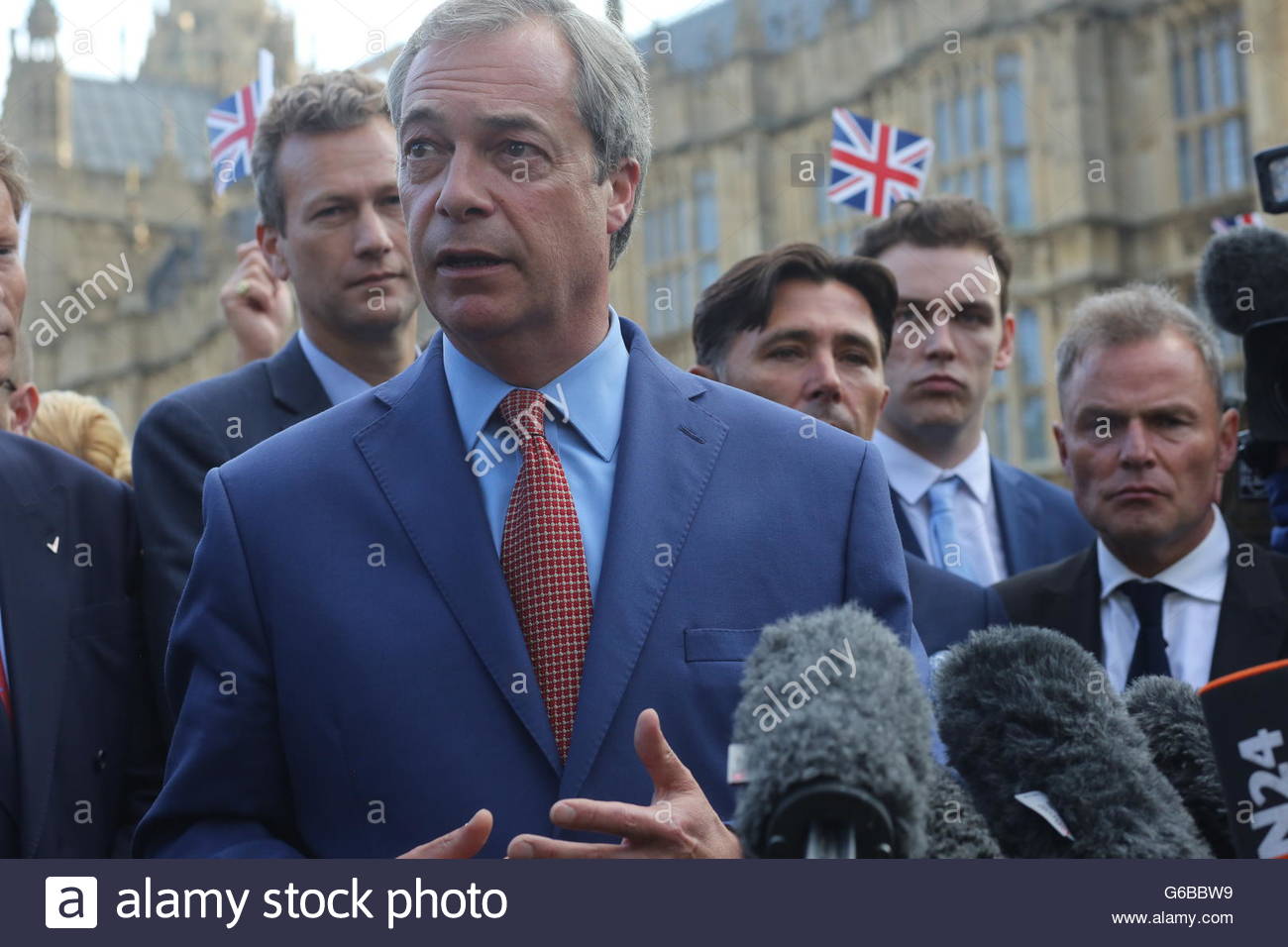 Nigel Farage parla a Westminster nel 2016 dopo la Brexit Votate per lasciare l'UE Foto Stock