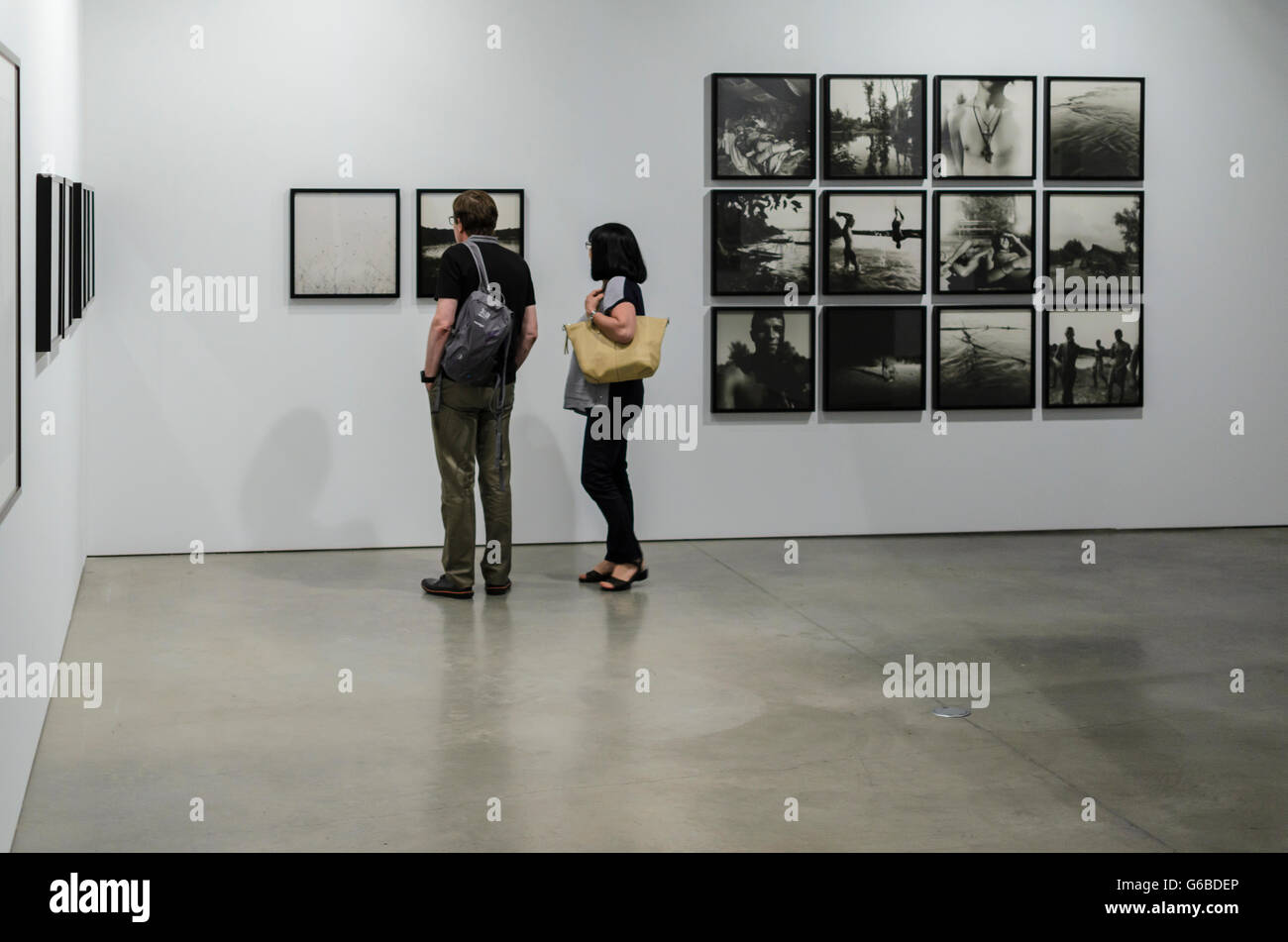 Madrid, Spagna, 24 giugno 2016. Vista di alcuni visitatori durante PhotoEspaña mostra del fotografo Inge Morath (1923-2002) in Fondazione Telefónica spazio, Madrid, Spagna. Credito: Enrique Davó/Alamy Live News Foto Stock