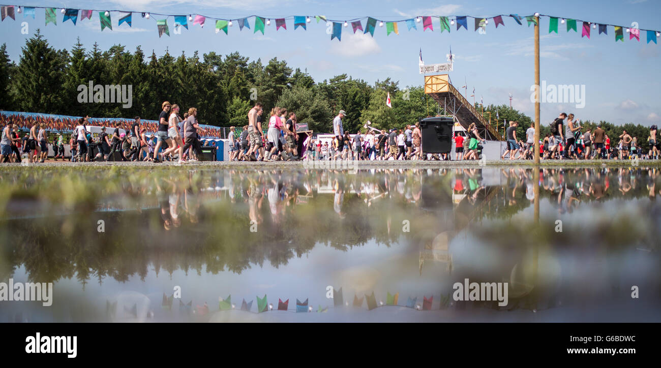 Scheessel, Germania. Il 24 giugno 2016. I visitatori in attesa all'ingresso del 'Hurricane Festival' motivi in Scheessel, Germania, 24 giugno 2016. Foto: SOPHIA KEMBOWSKI/dpa/Alamy Live News Foto Stock