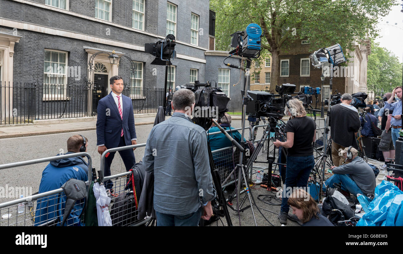 Londra REGNO UNITO. Il 24 giugno 2016. I media di tutto il mondo prende le scorte in Downing Street, dopo il Primo Ministro David Cameron dimissioni dell annuncio nella prima giornata, dopo la Gran Bretagna ha votato a lasciare l'UE. Credito: Stephen Chung / Alamy Live News Foto Stock