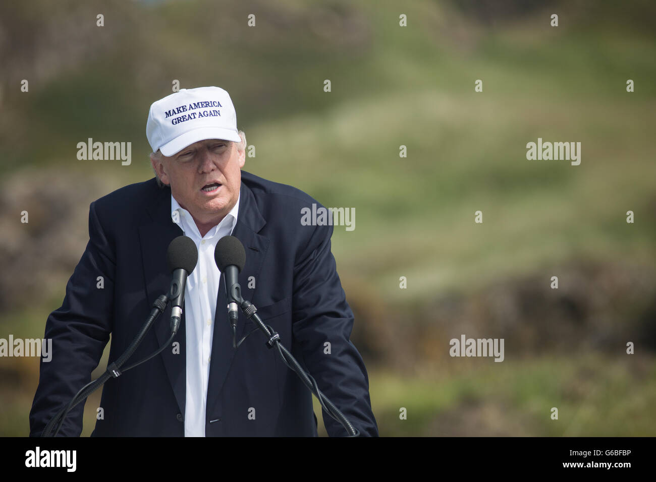 Repubblica presidenziale nominee Donald Trump tiene una conferenza stampa sul nono foro tee, con i membri della sua famiglia Don, Eric e Ivanka, a sua Trump Turnberry Golf, a Turnberry, Scozia, il 24 giugno 2016. Foto Stock