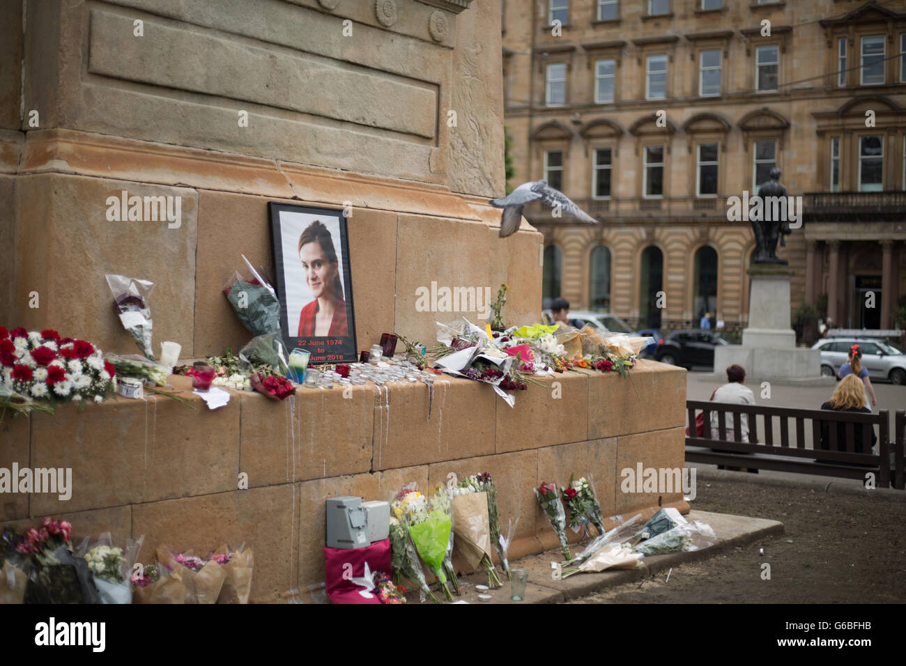 Glasgow, Regno Unito. Il 23 giugno, 2016. La gente paga i loro aspetti a un piccolo memoriale per assassinato membro laburista del Parlamento Jo Cox, in Glasgow's George Square, come la votazione si svolga sul Regno Unito il referendum sull' adesione all' Unione europea, a Glasgow in Scozia, il 23 giugno 2016. Credito: jeremy sutton-hibbert/Alamy Live News Foto Stock