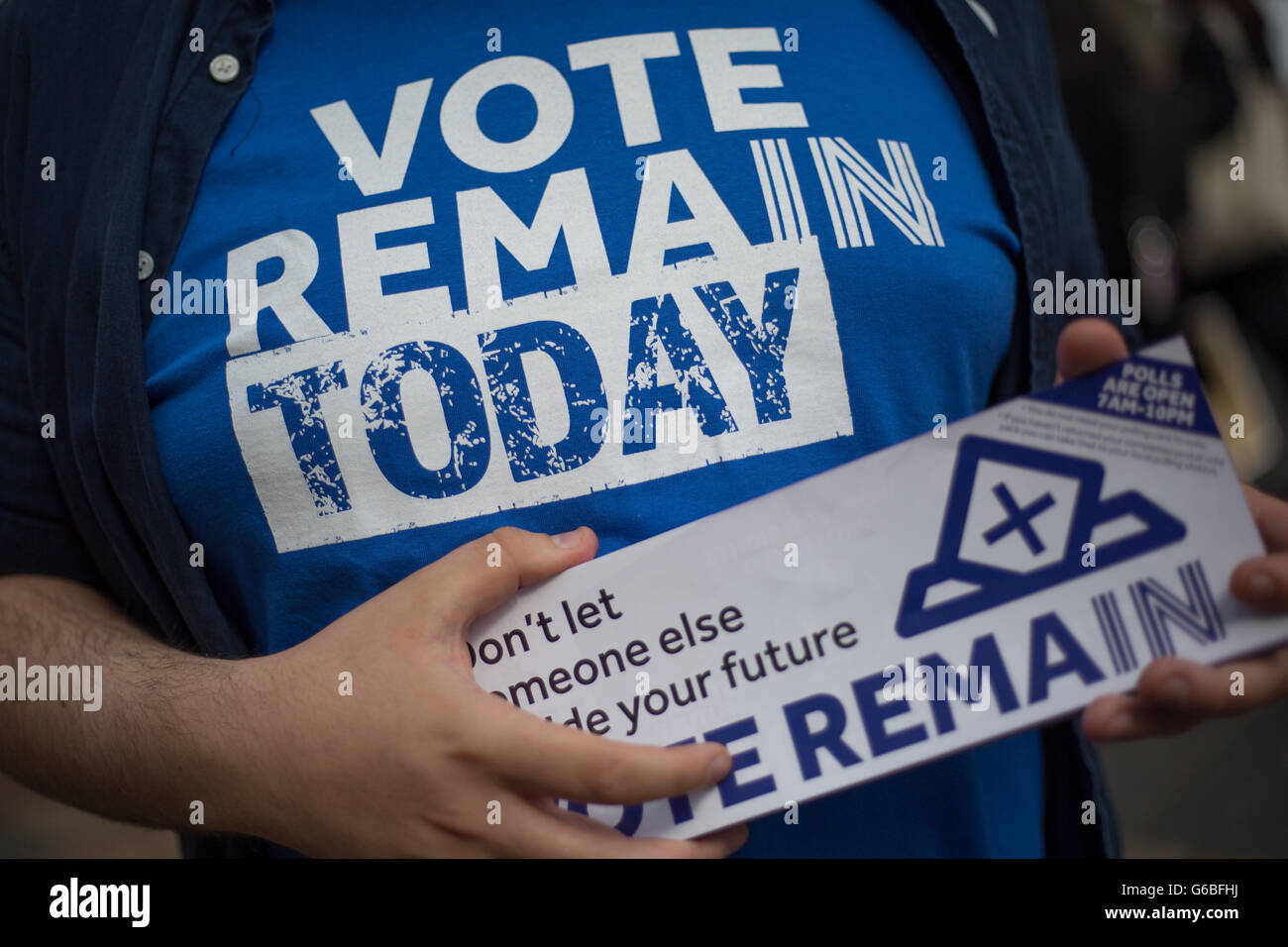 Glasgow, Regno Unito. Il 23 giugno, 2016. "Rimanere" attivisti fuori leafletting a Buchanan Street, come la votazione si svolga sul Regno Unito il referendum sull' adesione all' Unione europea, a Glasgow in Scozia, il 23 giugno 2016. Credito: jeremy sutton-hibbert/Alamy Live News Foto Stock