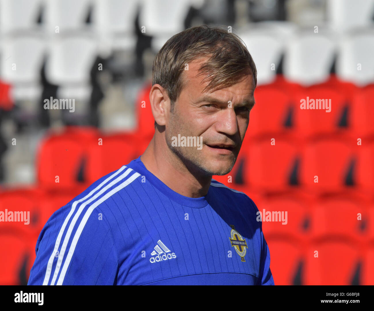 In Irlanda del Nord la nazionale di calcio delle portiere giocatori Roy Carroll guarda su durante una sessione di allenamento della nazionale di calcio presso il Parc des Princes Stadium, Francia, 24 giugno 2016. Irlanda del Nord sarà rivolto verso il Galles in una UEFA EURO 2016 Round di 16 a Parigi il 25 giugno 2016. Foto: Peter Kneffel/dpa Foto Stock