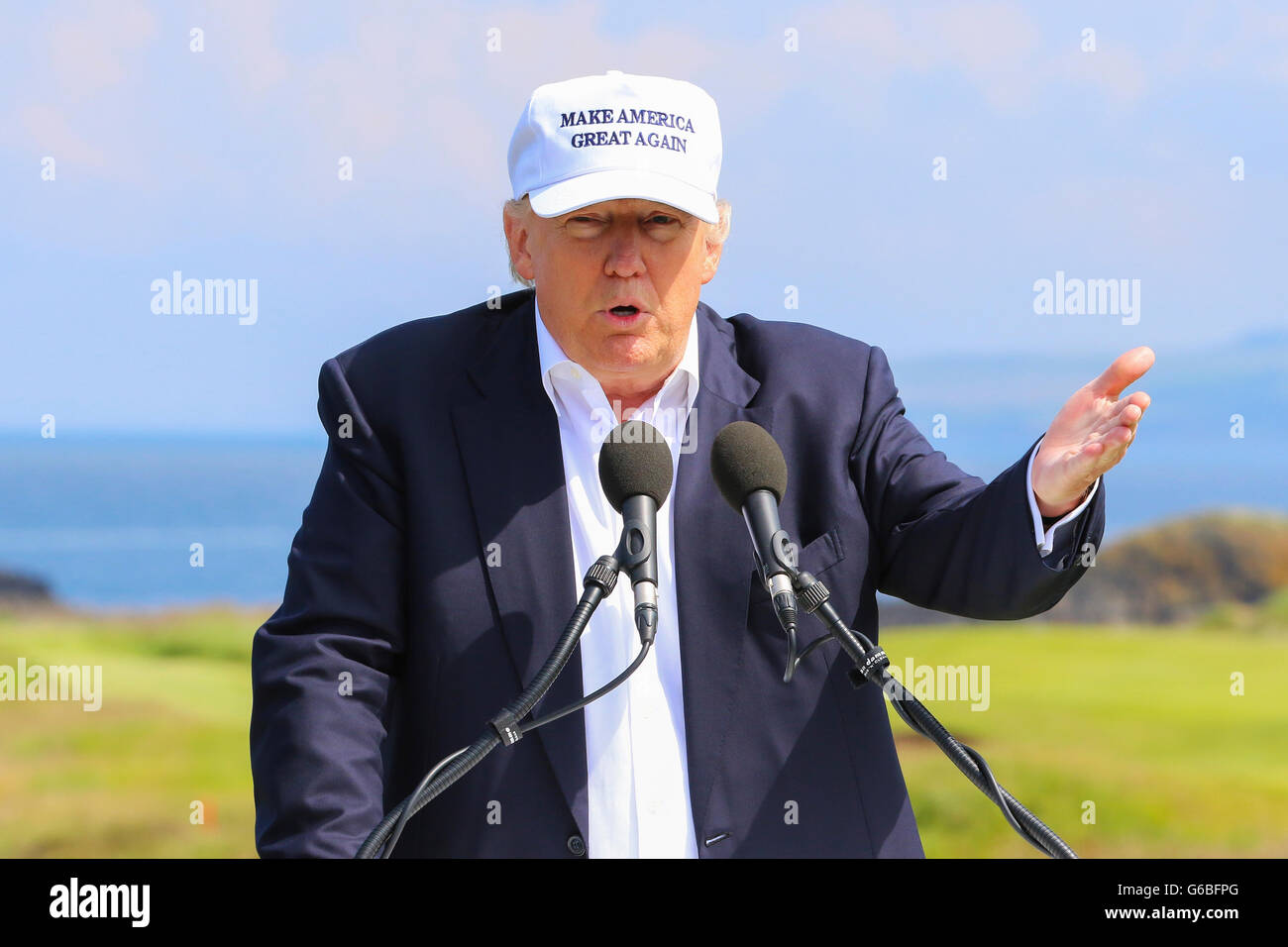 Donald Trump fotografato in apertura di Ailsa Campo da golf, Trump, Turnberry Ayrshire, in Scozia Foto Stock