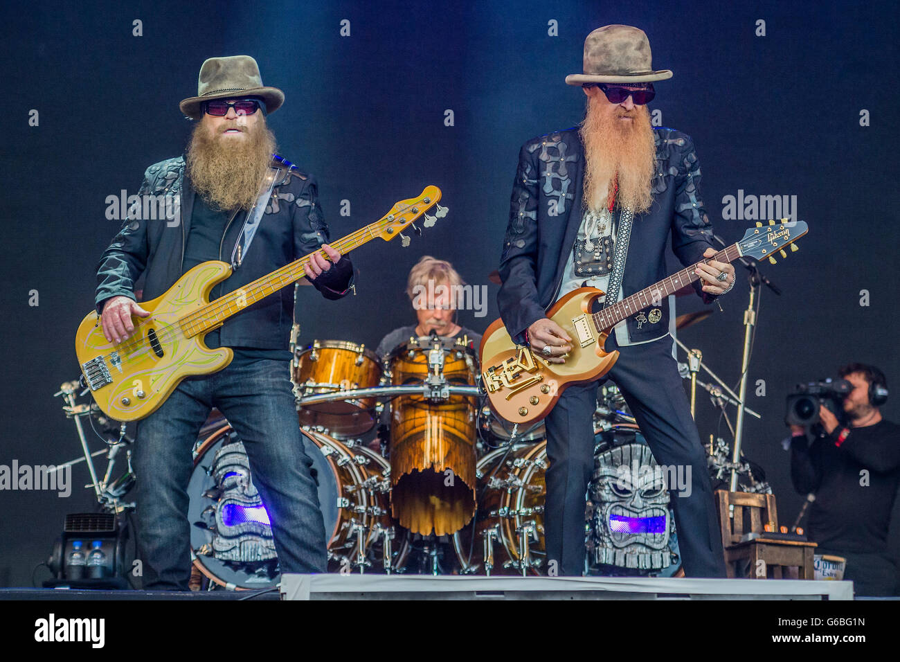 Glastonbury, Somerset, Regno Unito. Il 24 giugno 2016. ZZ Top riprodurre la fase della piramide - Il 2016 Festival di Glastonbury, azienda agricola degna, Glastonbury. Credito: Guy Bell/Alamy Live News Foto Stock