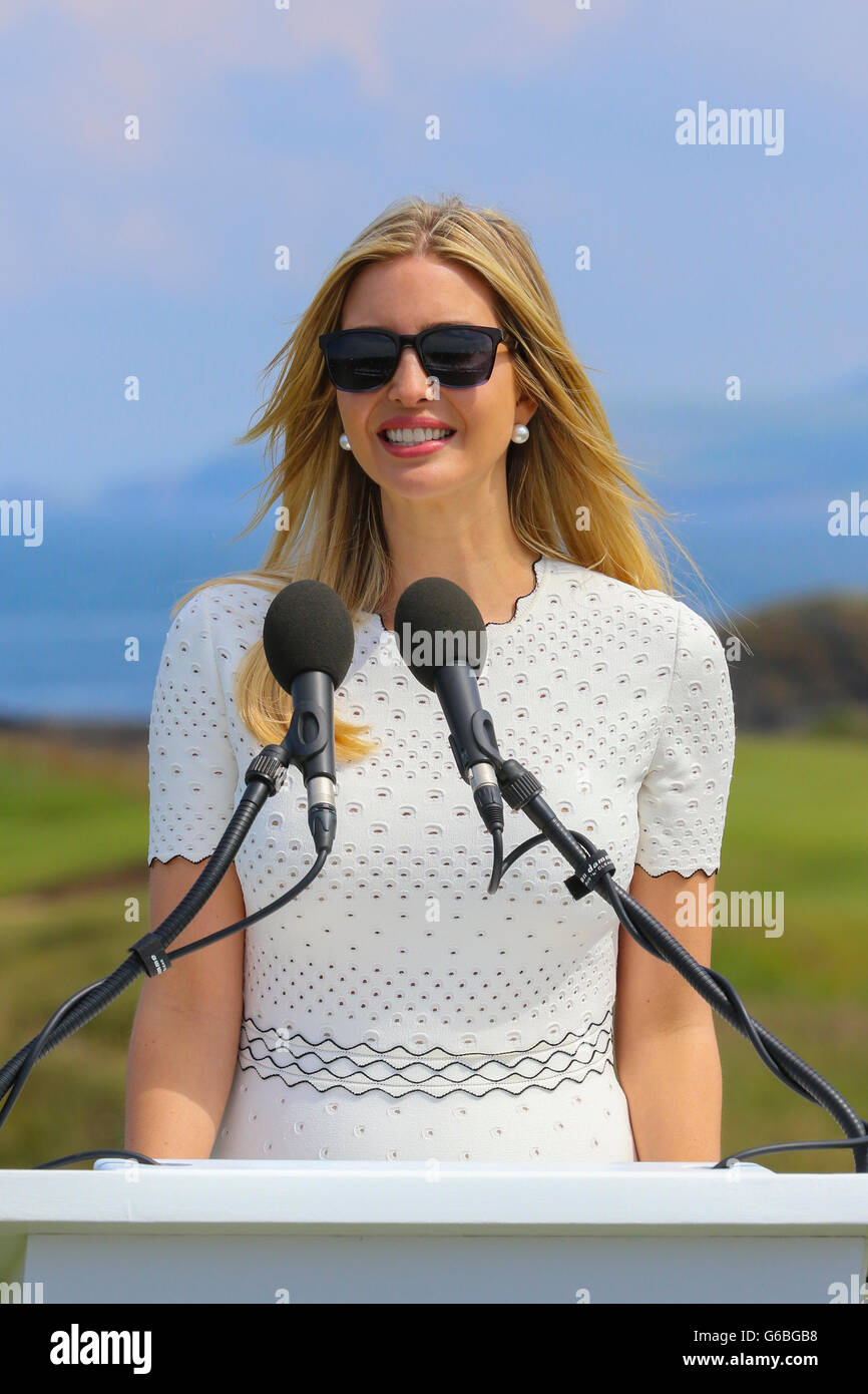 Turnberry, Scotland, Regno Unito. Il 24 giugno 2016. Donald Trump volò in Scozia oggi ad aprire ufficialmente il suo svariati milioni pound investimento a Turnberry Hotel e campi da golf. Signor Trump, accompagnato dai suoi figli e mia figlia ha tenuto una conferenza stampa sull'iconico 9 tee, noto come 'Bruce ben' con Turnberry faro in background. Credito: Findlay/Alamy Live News Foto Stock