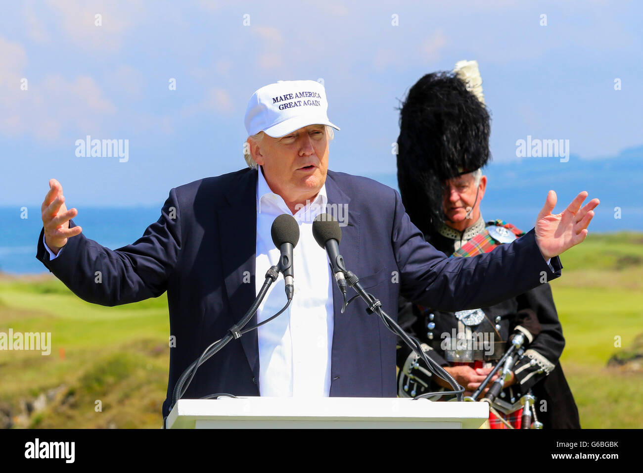 Turnberry, Scotland, Regno Unito. Il 24 giugno 2016. Donald Trump volò in Scozia oggi ad aprire ufficialmente il suo svariati milioni pound investimento a Turnberry Hotel e campi da golf. Signor Trump, accompagnato dai suoi figli e mia figlia ha tenuto una conferenza stampa sull'iconico 9 tee, noto come 'Bruce ben' con Turnberry faro in background. Credito: Findlay/Alamy Live News Foto Stock