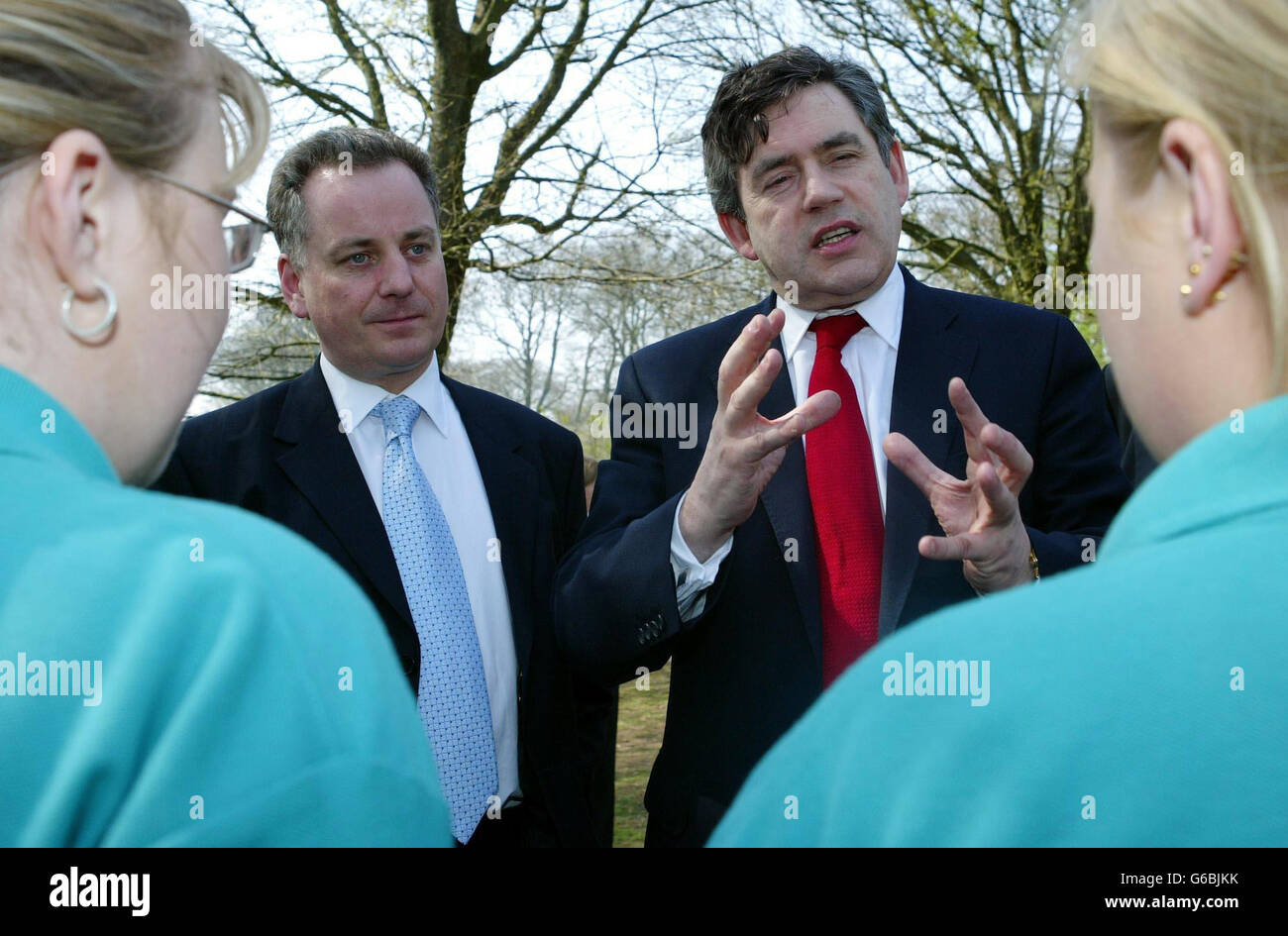Cancelliere dello scacchiere Gordon Brown con il primo ministro scozzese Jack McConnell che parla con i supervisori del nursario durante un tour al vivaio privato 'Happy Days Too' a Newton Mearns. Foto Stock
