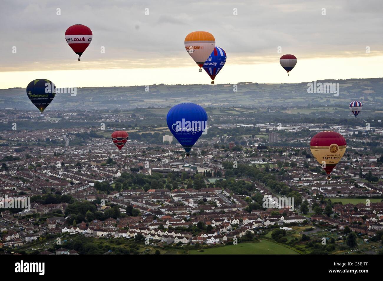 Le mongolfiere galleggiano su Bristol dopo il decollo da Greville Smyth Park, Bristol in preparazione alla Bristol International Balloon Fiesta 2013, che vedrà i piloti di mongolfiera provenienti da tutto il mondo riunirsi ad Ashton Court Estate per il festival di quattro giorni. Foto Stock