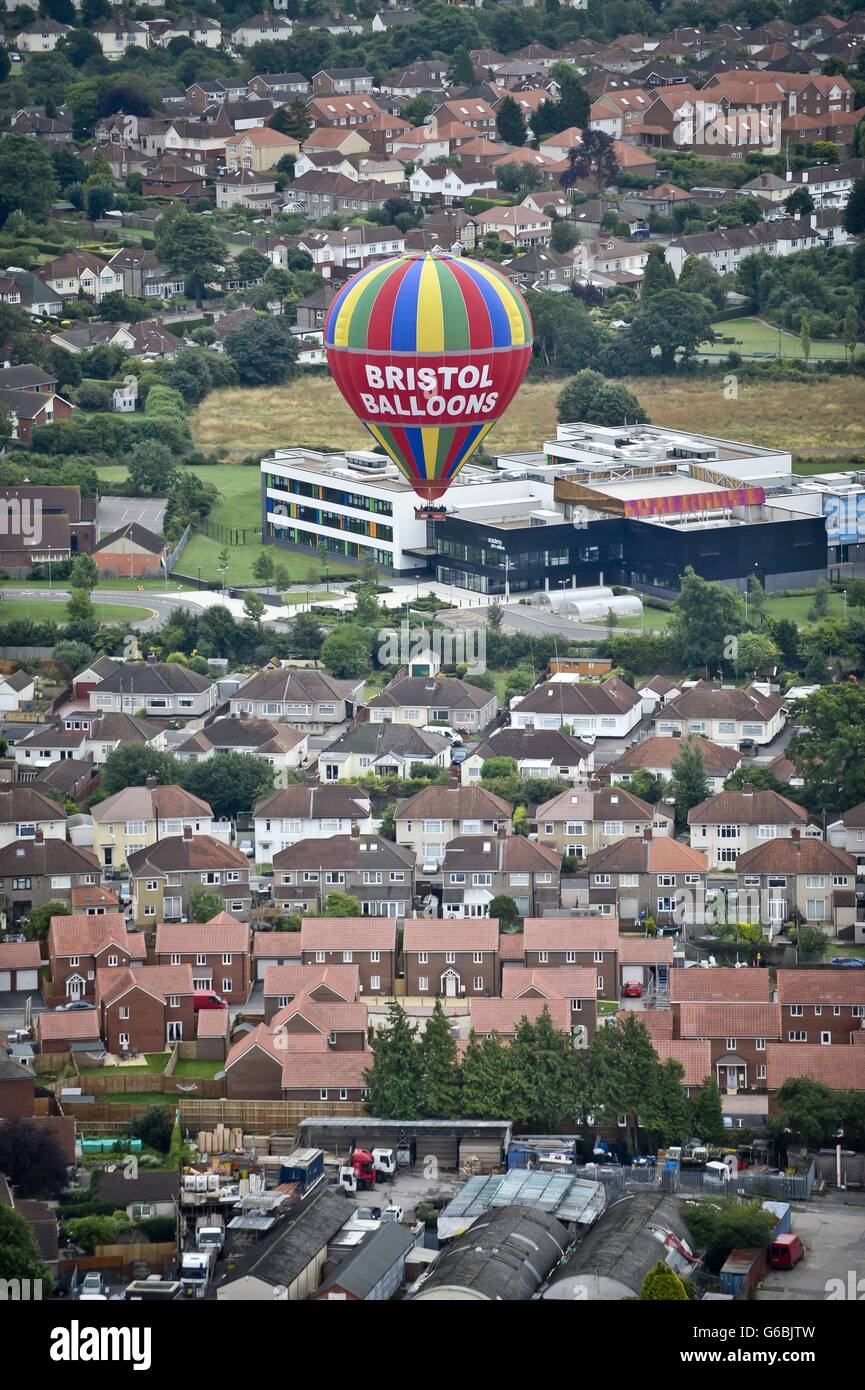 Le mongolfiere galleggiano su Bristol dopo il decollo da Greville Smyth Park, Bristol in preparazione alla Bristol International Balloon Fiesta 2013, che vedrà i piloti di mongolfiera provenienti da tutto il mondo riunirsi ad Ashton Court Estate per il festival di quattro giorni. Foto Stock