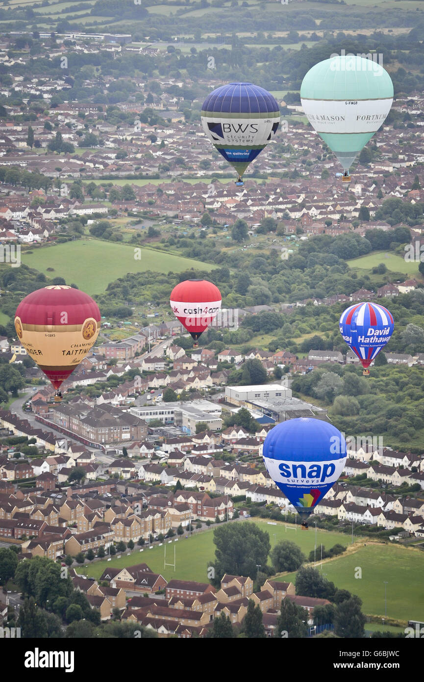 Le mongolfiere galleggiano su Bristol dopo il decollo da Greville Smyth Park, Bristol in preparazione alla Bristol International Balloon Fiesta 2013, che vedrà i piloti di mongolfiera provenienti da tutto il mondo riunirsi ad Ashton Court Estate per il festival di quattro giorni. Foto Stock