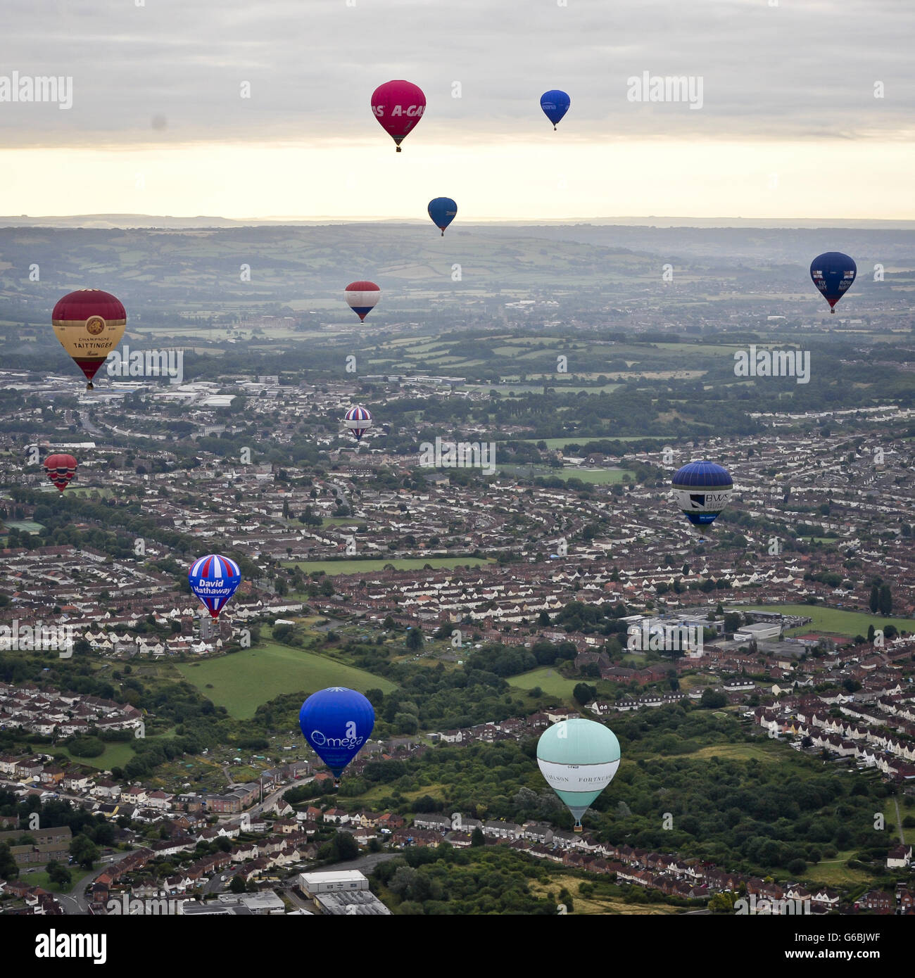 Le mongolfiere galleggiano su Bristol dopo il decollo da Greville Smyth Park, Bristol in preparazione alla Bristol International Balloon Fiesta 2013, che vedrà i piloti di mongolfiera provenienti da tutto il mondo riunirsi ad Ashton Court Estate per il festival di quattro giorni. Foto Stock