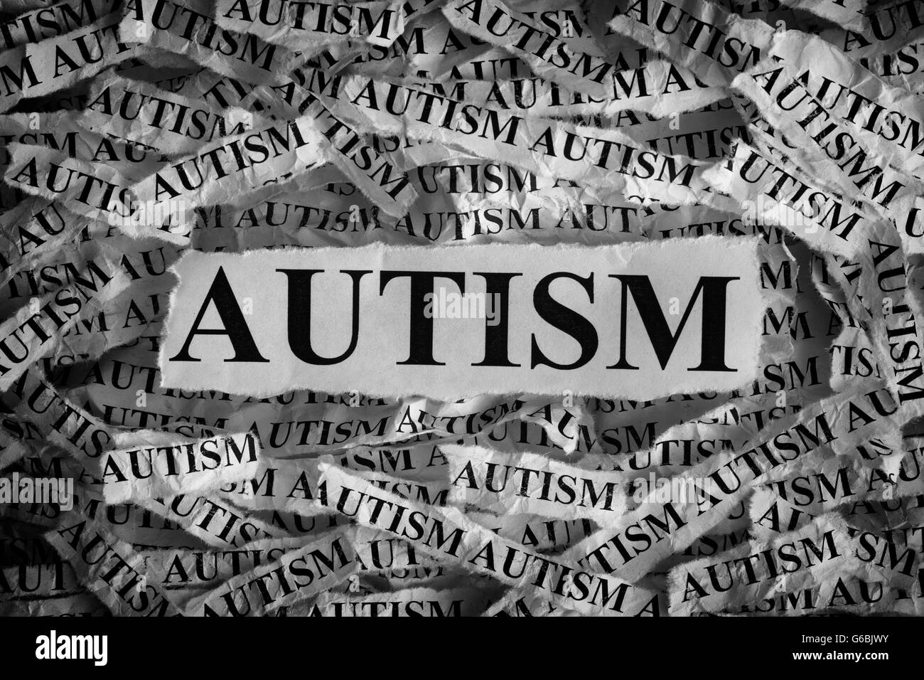 L'autismo. Pezzi di carta strappati con la parola autismo. Concetto di immagine. In bianco e nero. Primo piano. Foto Stock