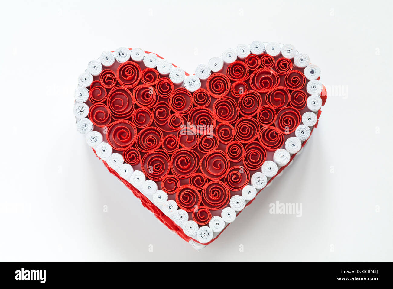 A forma di cuore quilling carta gingillo decorazione scatola isolata su  sfondo bianco Foto stock - Alamy