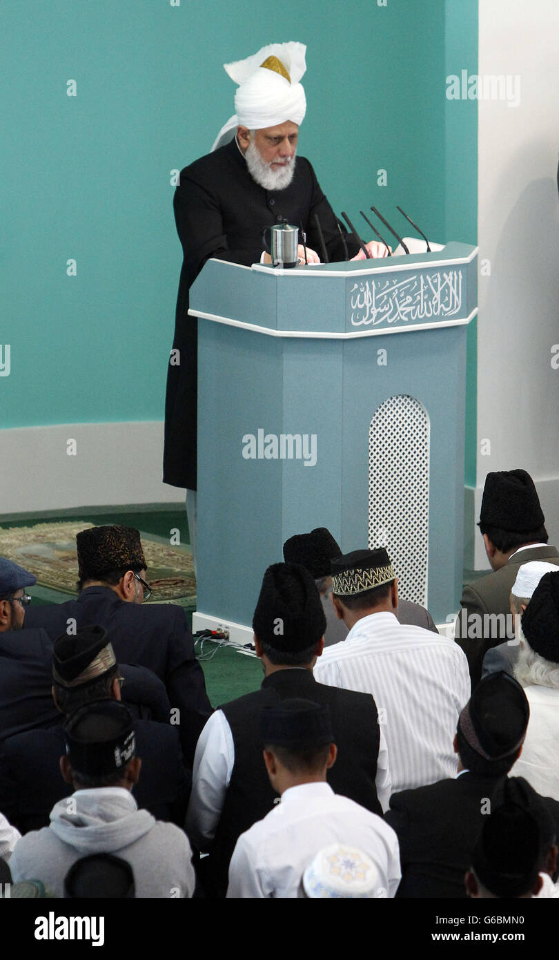 Sua Santità Hadhrat Mirza Masroor Ahmad - la Khalifa degli Ahmadiyya - parla ai fedeli che segnano la fine del periodo musulmano del Ramadan alla Moschea di Bausil Futuh a Morden. Foto Stock