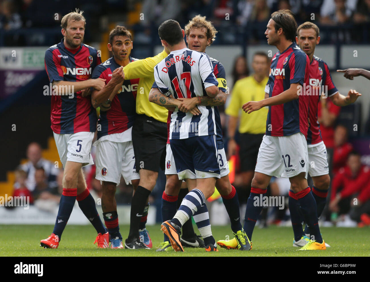 Il Bologna FC Michele Pazienza (seconda a sinistra) è tenuto lontano dal Graham Dorrans di West Bromwich Albion al termine della partita del pre-stagione amichevole al Hawthorns, West Bromwich. Foto Stock
