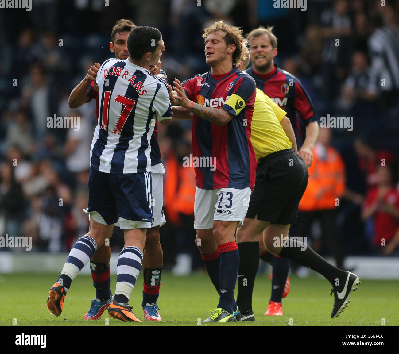 Bologna FC Michele Pazienza (a sinistra) e West Bromwich Albion Graham Dorrans si confrontano dopo la fine della pre-stagione amichevole al Hawthorns, West Bromwich. Foto Stock