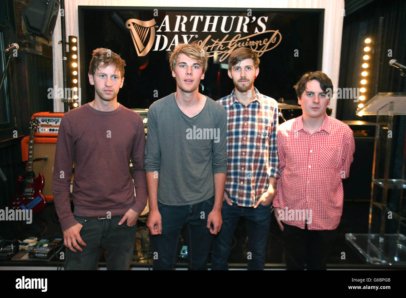 I rockers indie Girl Band posano per le foto al lancio di Arthur's Day 2013 a Hogans Bar a Dublino. Foto Stock