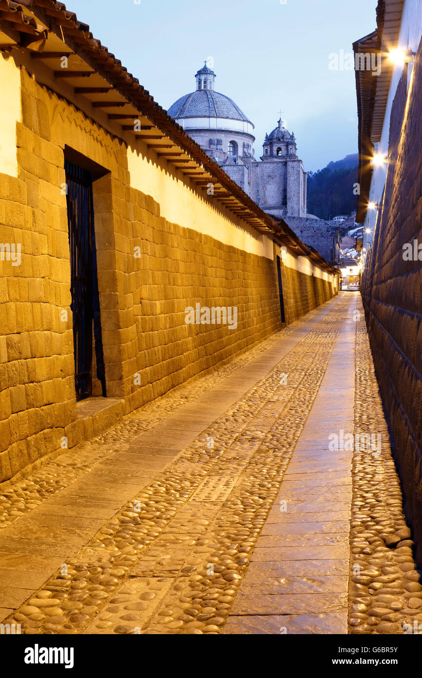 Storico Vicolo di Loreto e la cupola e il campanile a torre de La Compania de Jesus (la Compagnia di Gesù) Chiesa, Cusco, Perù Foto Stock
