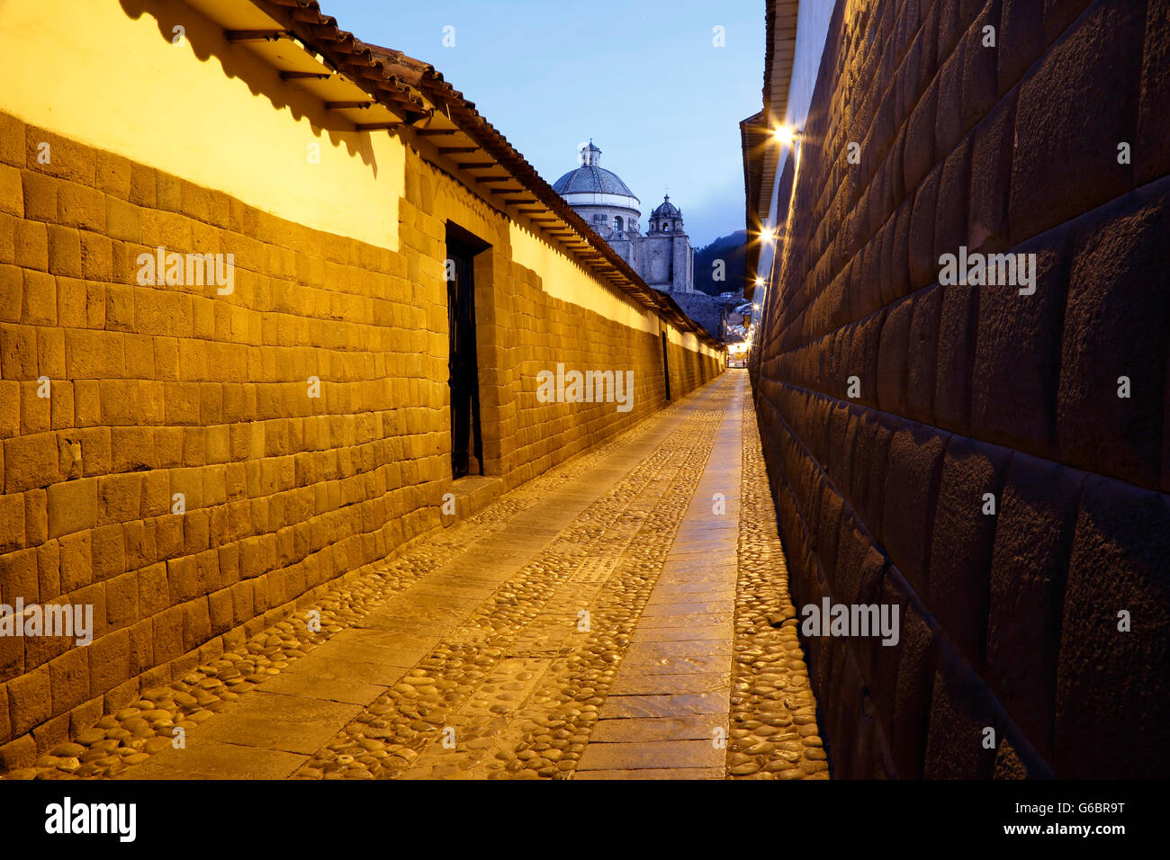 Storico Vicolo di Loreto e la cupola e il campanile a torre de La Compania de Jesus (la Compagnia di Gesù) Chiesa, Cusco, Perù Foto Stock