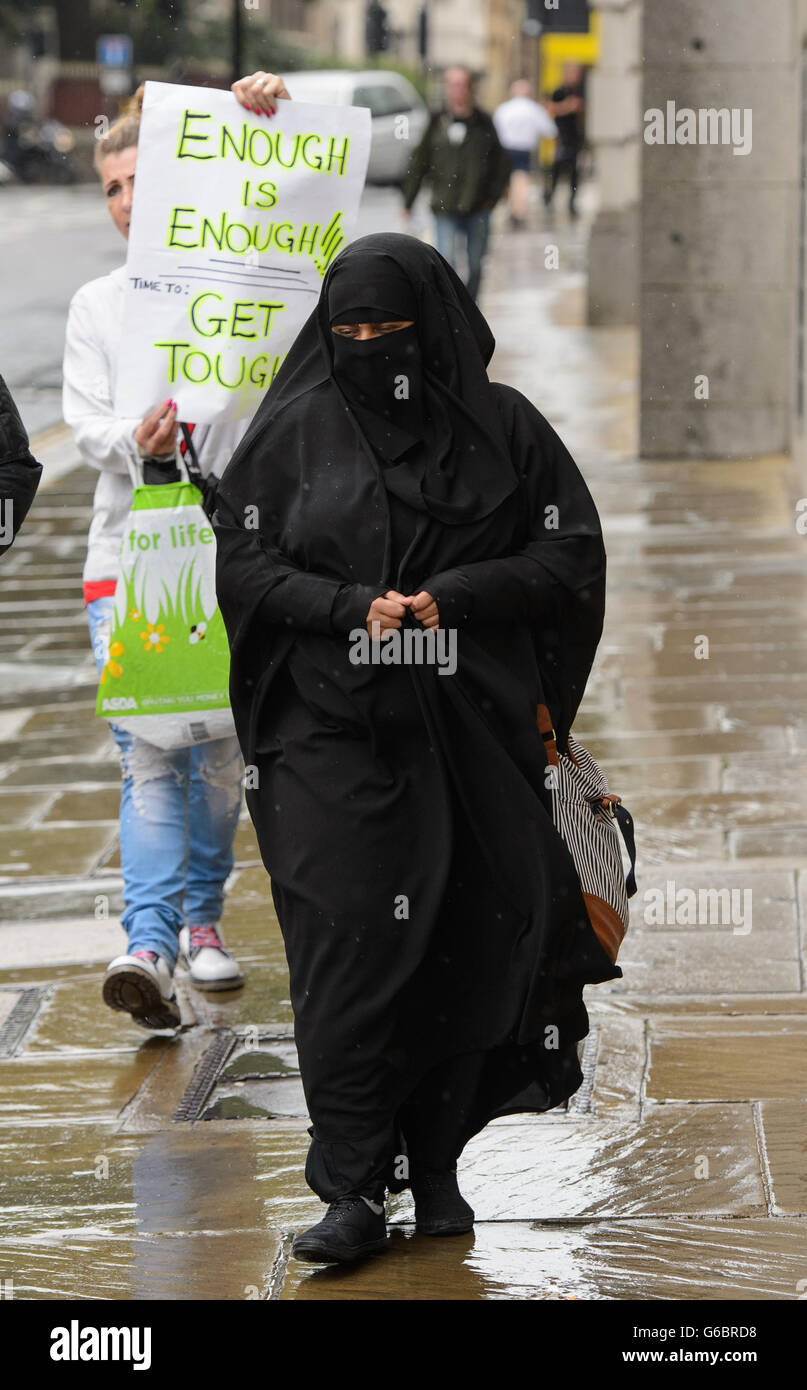 Causa di corte di Ayan Hadi. Ayan Hadi, la moglie di Richard Dart, arriva all'Old Bailey, nel centro di Londra. Foto Stock
