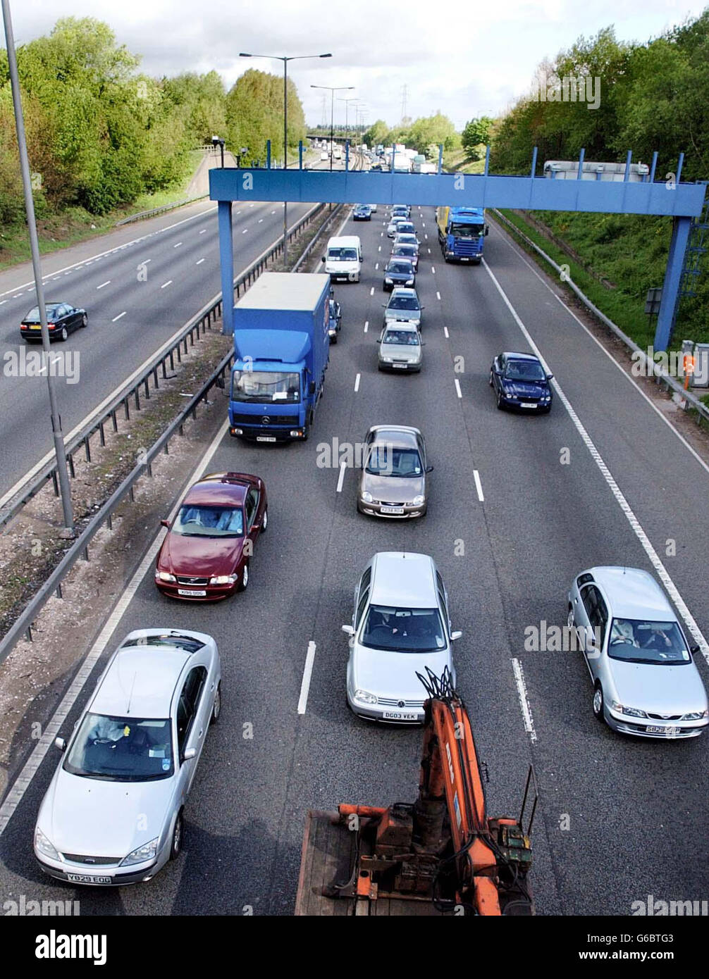 Il traffico in direzione sud si avvicina all'uscita 10 della M6 vicino a Wolverhampton nelle West Midlands questa mattina. Gli automobilisti scopriranno più tardi quanto dovranno pagare per utilizzare la prima strada a pedaggio della Gran Bretagna * ... che allevierà la congestione sul tratto più trafficato delle strade del paese dopo la M25. La strada privata di 485 milioni di euro, costruita e gestita, sarà aperta nel gennaio 2004. Progettata per 72,000 veicoli al giorno, la sezione della M6 tra gli svincoli 4 e 11 attualmente trasporta 180,000, ad una velocità media di 17 mph . Foto Stock