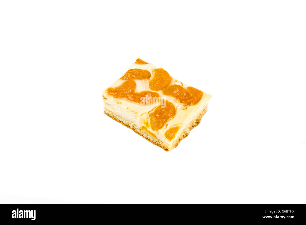 Torta di formaggio con Mandarin topping, sfondo bianco. Foto Stock