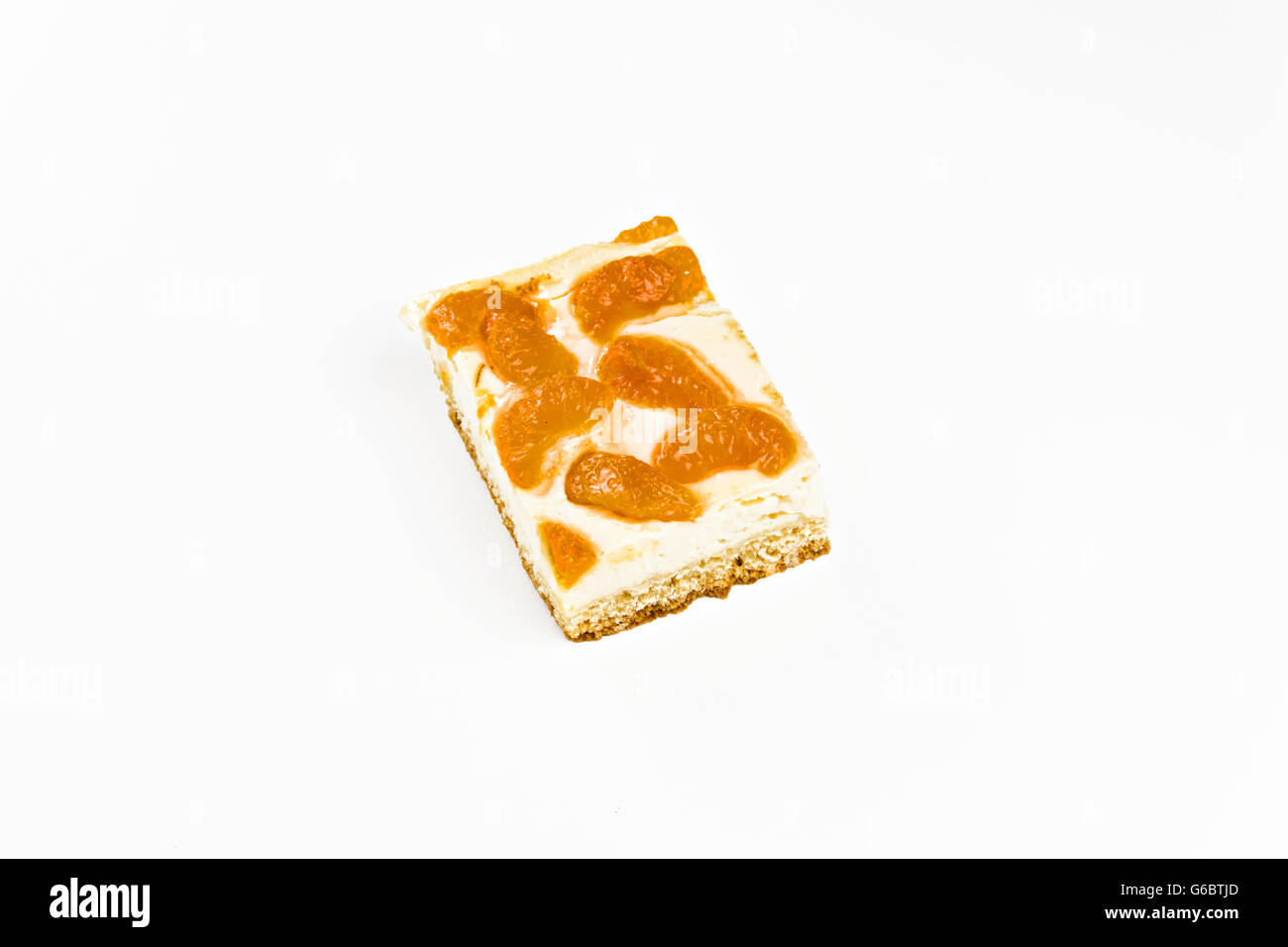 Torta di formaggio con Mandarin topping, sfondo bianco. Foto Stock