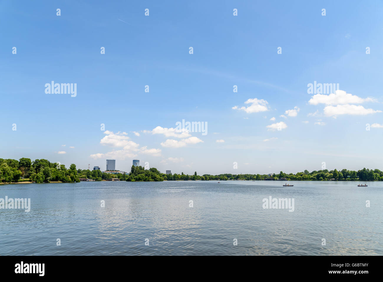 Lo Skyline di Bucarest vista In Herastrau Parco Lago Foto Stock